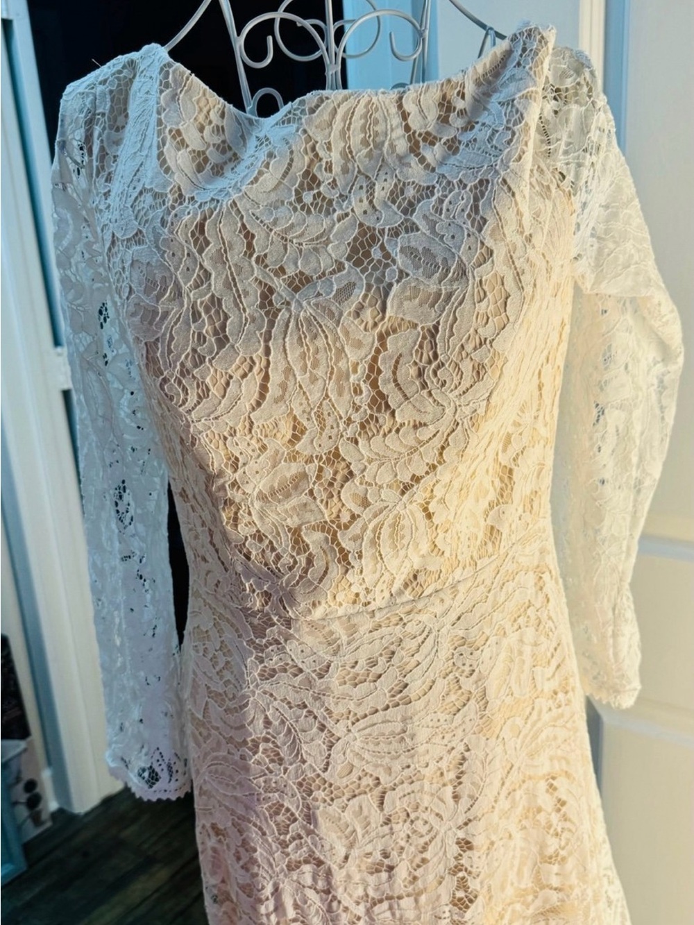 Elegant White Lace Long-Sleeve Bridal Dress - Picture 2 of 12
